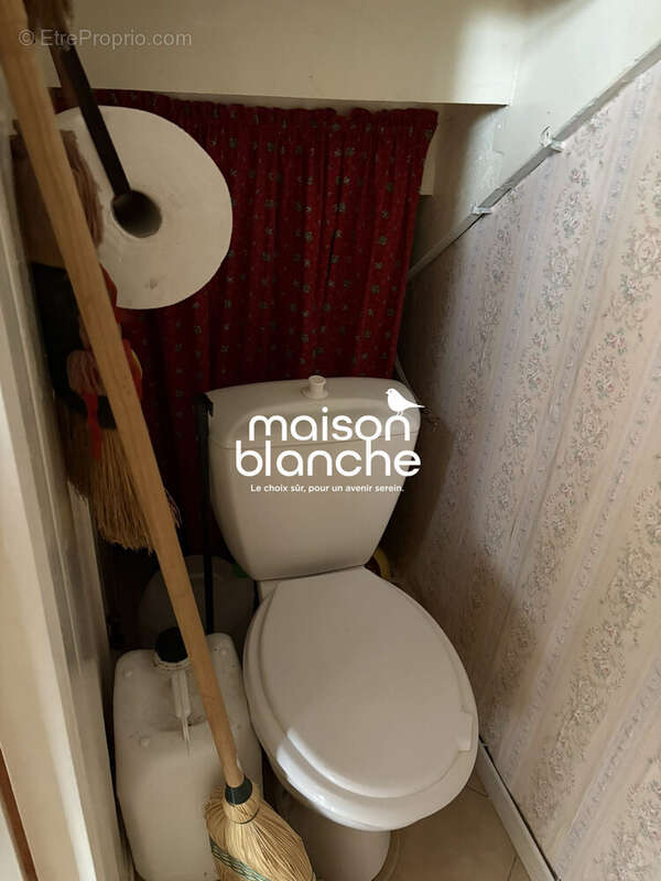 wc  - Maison à SURGERES