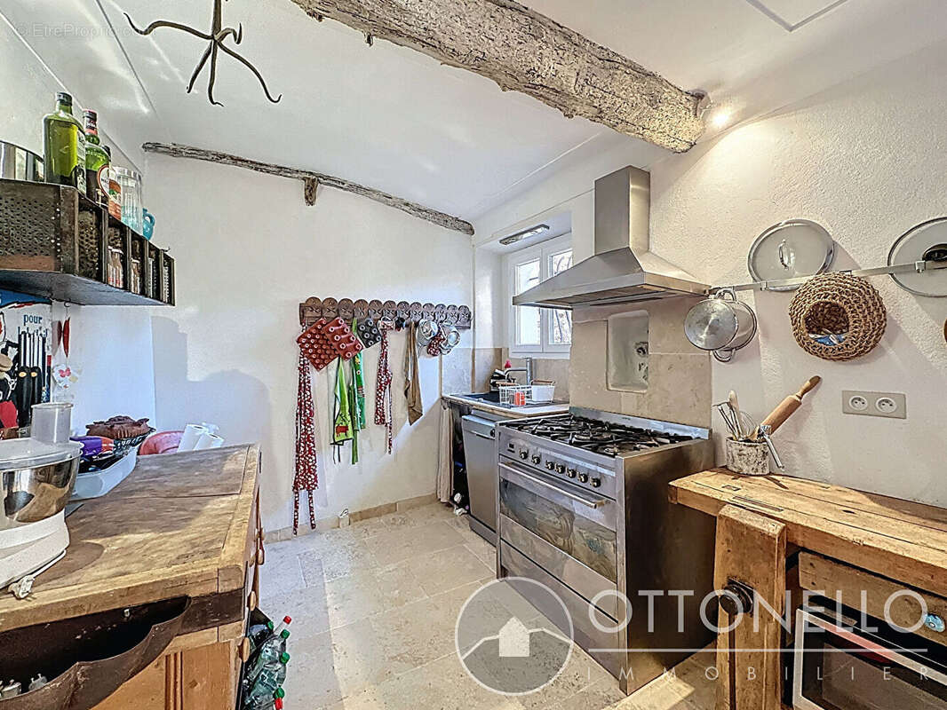 Maison de village 7 pièces de 191 m2 à Roquebrune-sur-Argens avec cour intérieure - photo 3