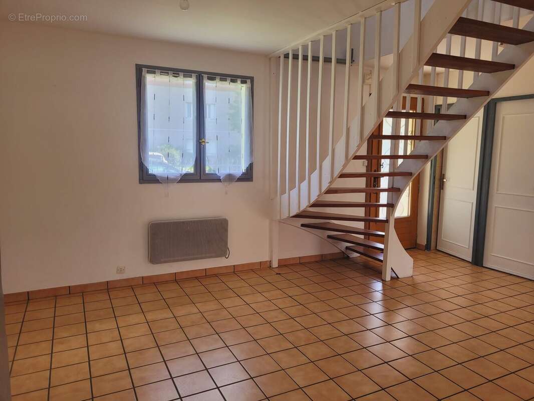 Achetez une maison fonctionnelle au Vaudreuil avec un salon - Maison à LE VAUDREUIL
