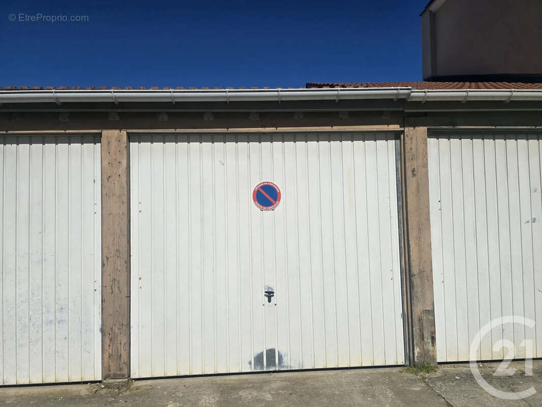 Parking à SAINT-MAUR-DES-FOSSES