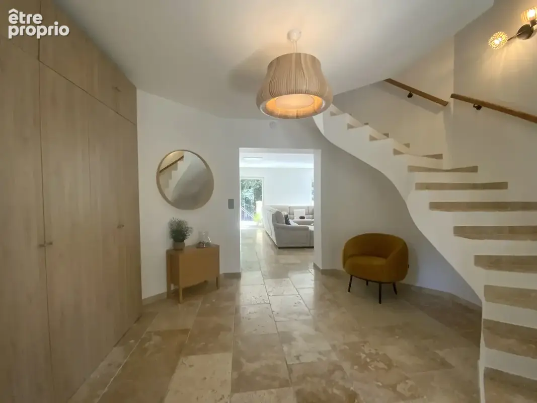 Maison atypique dans un cadre verdoyant avec piscine. - photo 2