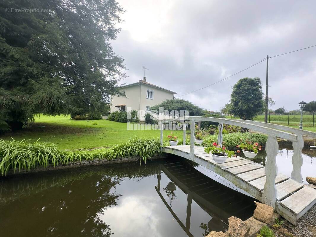 Maison à MONTROLLET