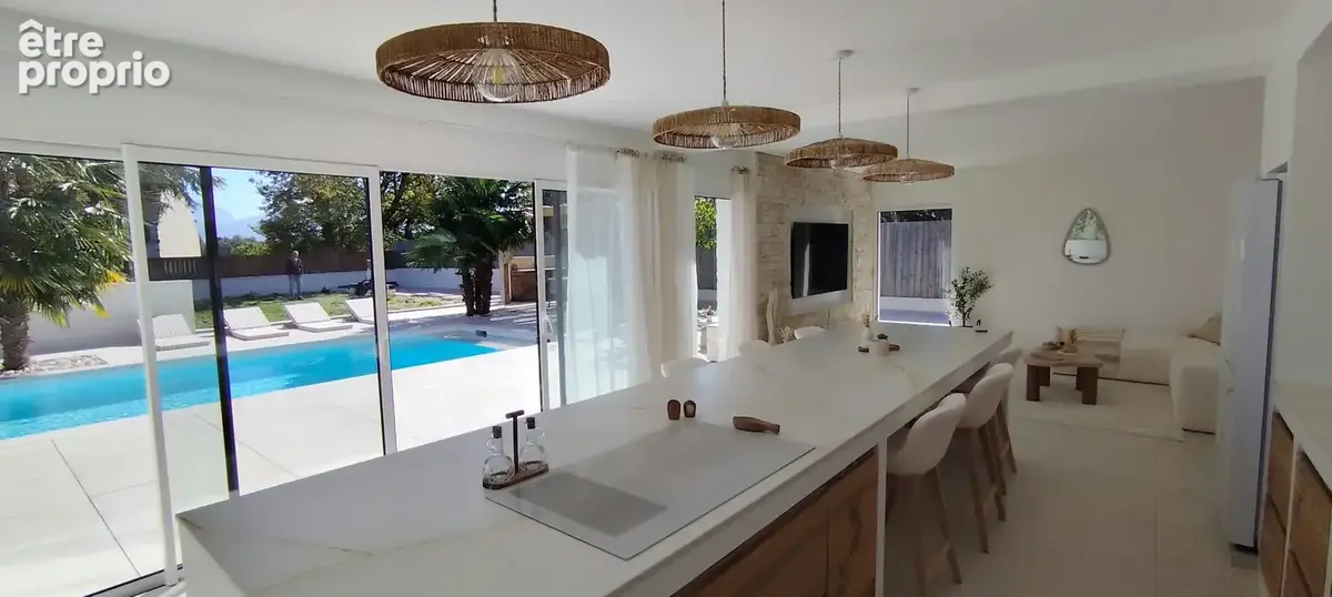 Maison, 4 Chambres, entièrement rénovée avec 3 suites parentales et piscine sur 1500 m2 de terrain - photo 9