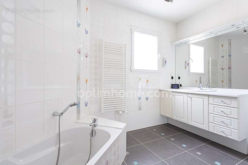 Maison à CREUZIER-LE-VIEUX