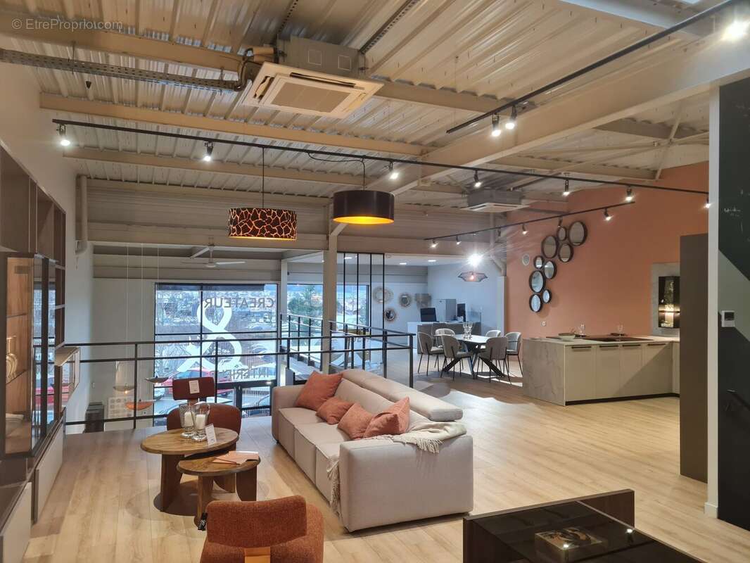 Commerce à SAINT-GENEST-LERPT