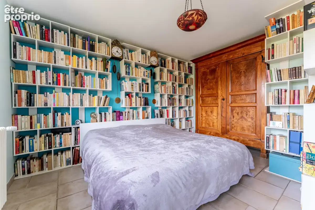 Maison familiale de 109m2 sur terrain plat de 1260m2 avec piscine et dépendance. - photo 10