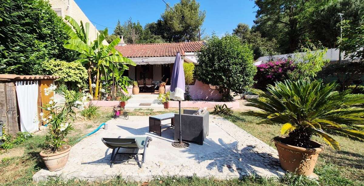 Maison à CEYRESTE