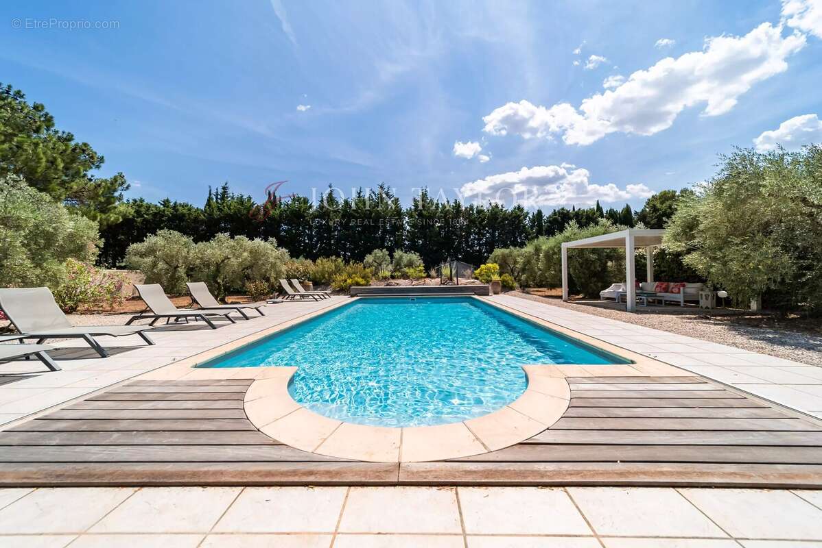 À vendre – Villa de plain-pied avec dépendances et piscine – Mouriès, à proximité de Maussane-les-Alpilles - photo 2