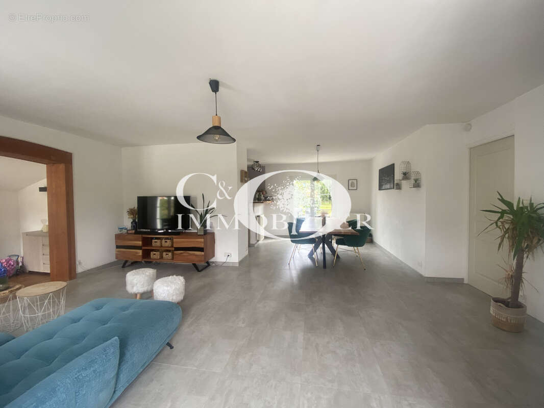 Maison dans le bourg sur jardin clos - photo 2