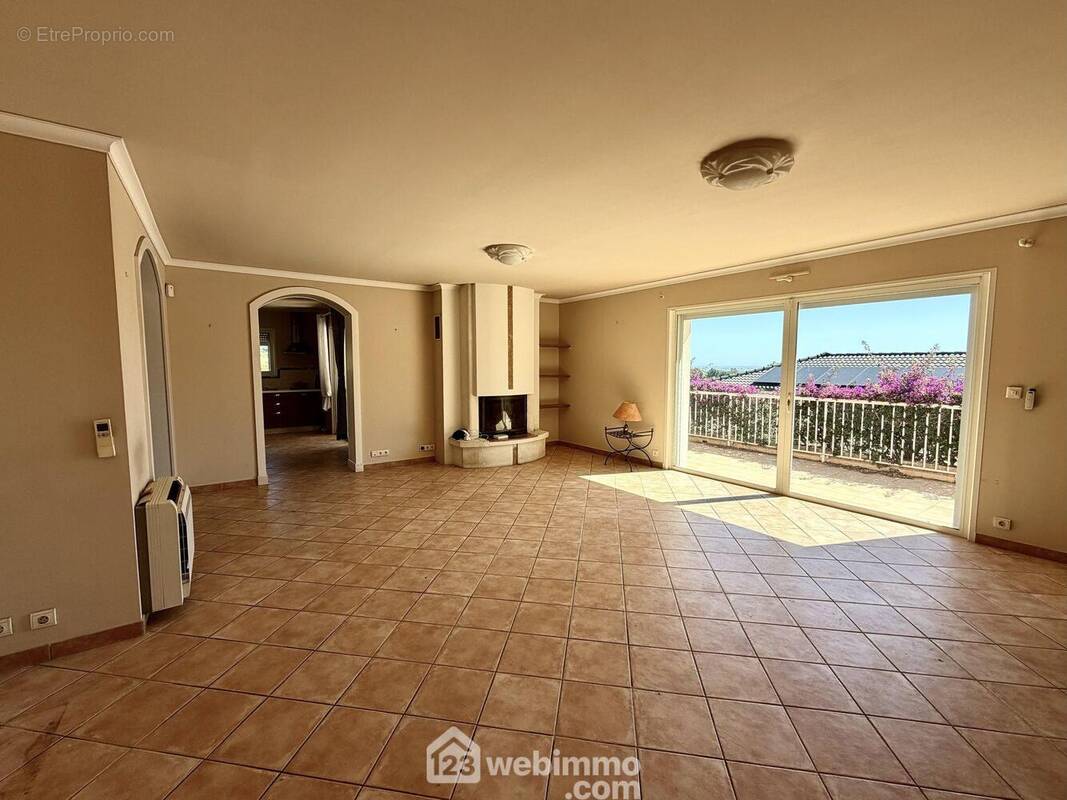 Une pièce de vie de plus de 30m2 - Maison à BORGO