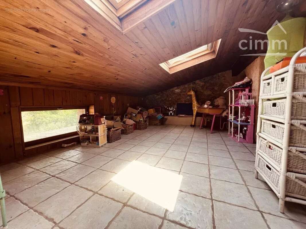 A vendre une grande maison avec jardin et garage - photo 16