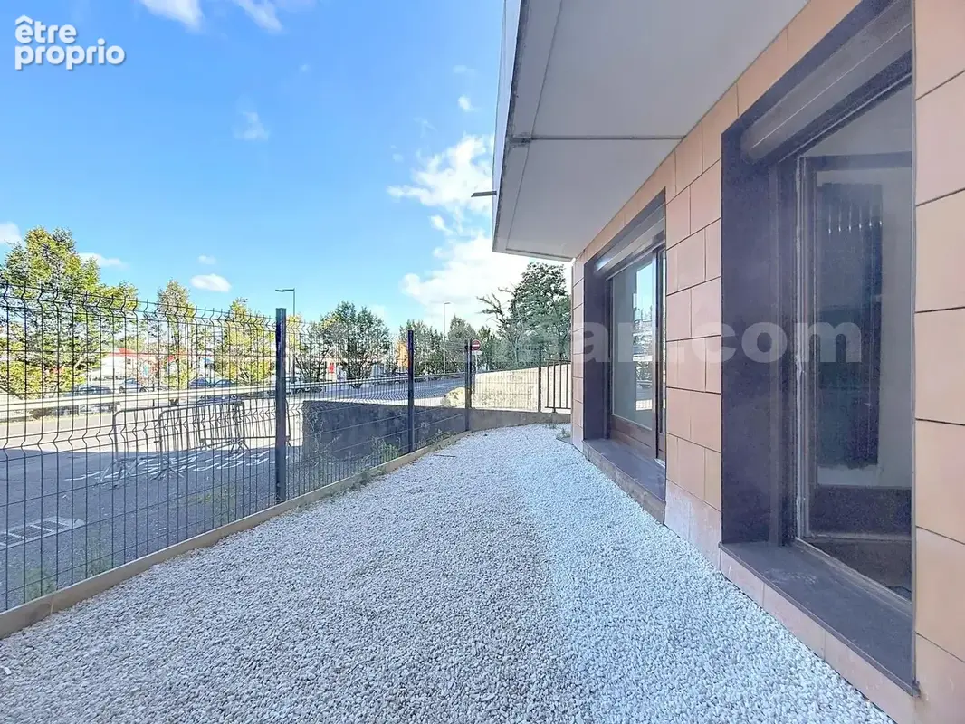 Appartement_T4_Annemasse_belle_superficie_proximitée_frontière_Suisse_tram_Ceva_direction_GENEVE_Frontaliers_Cuisine_Séjour_Terrasse_
