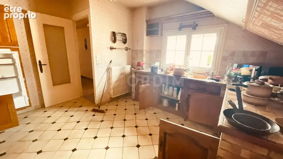 Maison de caractère avec dépendances et usage professionnel au c?ur du village - photo 10