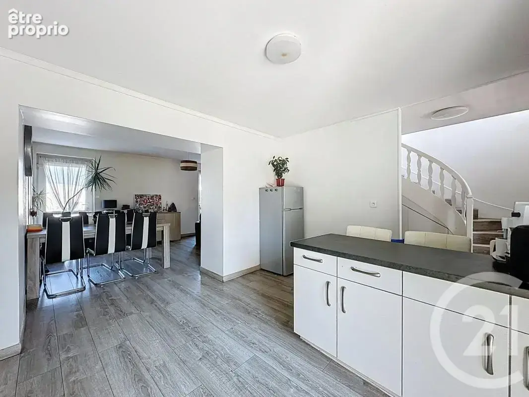 Maison 157 m² à Decines-Charpieu  - photo 2