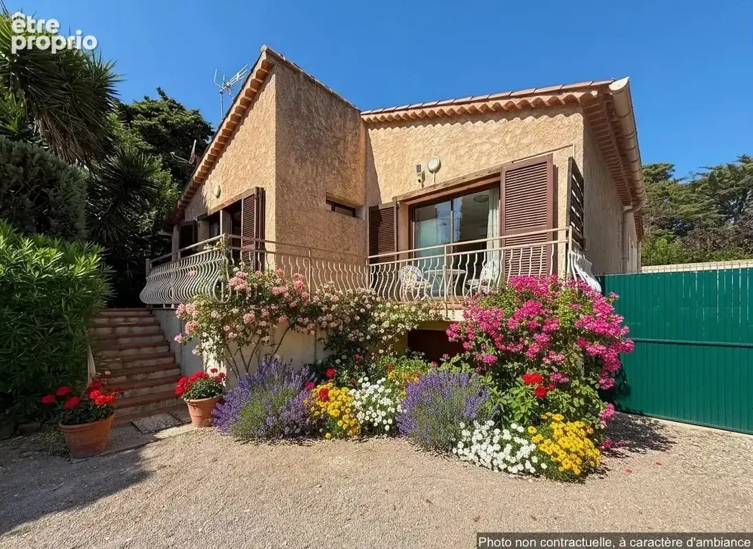 Villa à vendre  Début du Cap d'Antibes  Emplacement exceptionnel à deux pas des plages - photo 2