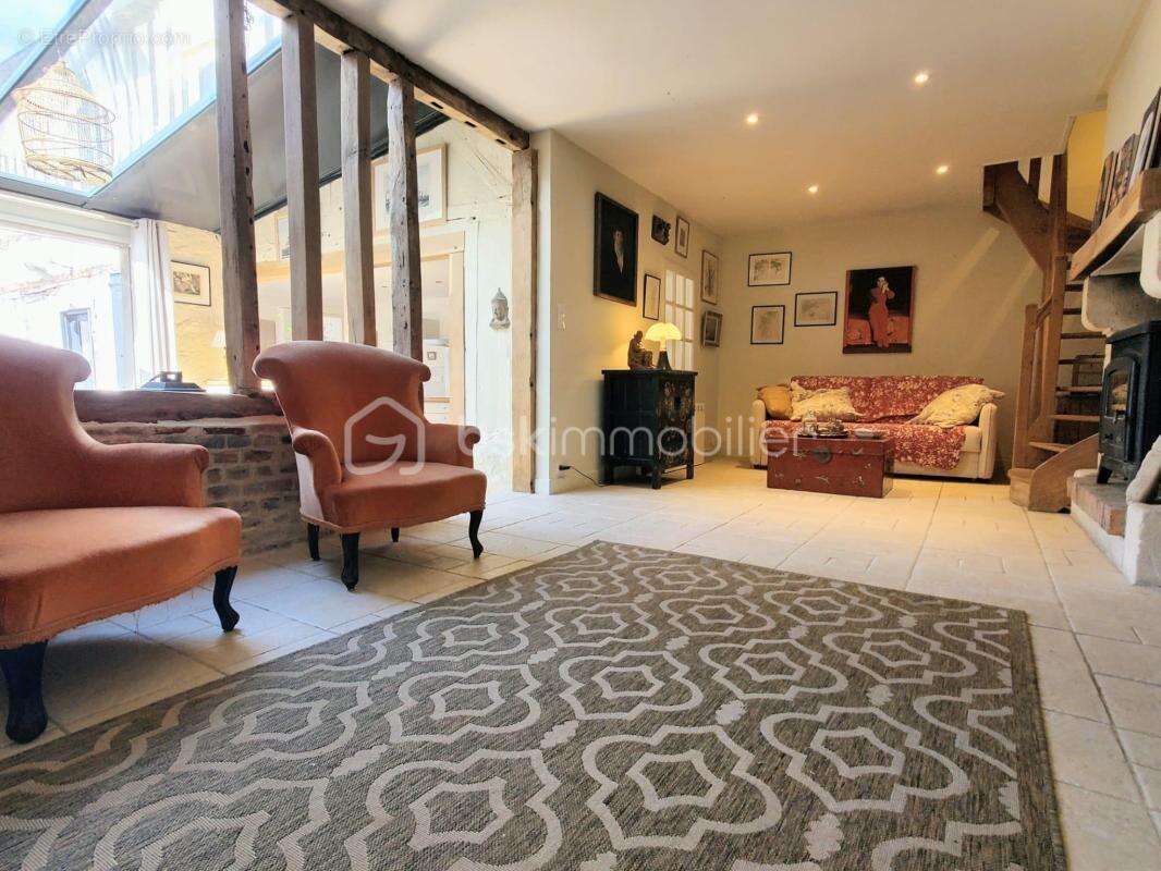Bien RARE - Maison au Cœur du village de Cormeilles avec espace extérieur - photo 3