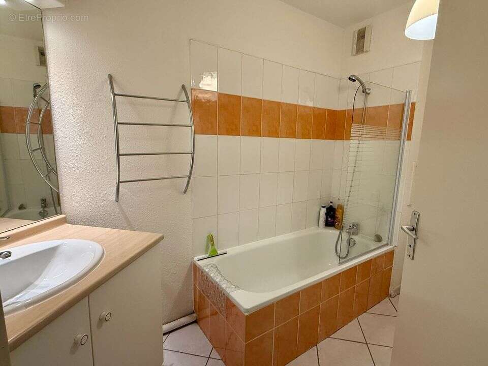 À découvrir sans tarder : superbe T2 rénové et meublé à - photo 10