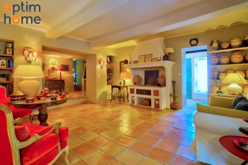 Aix-en-Provence - Superbe Mas Provençal T7 du 18ème Siècle de 275 m² entièrement rénové, sur 6000 m² de terrain, au calme et san - photo 17