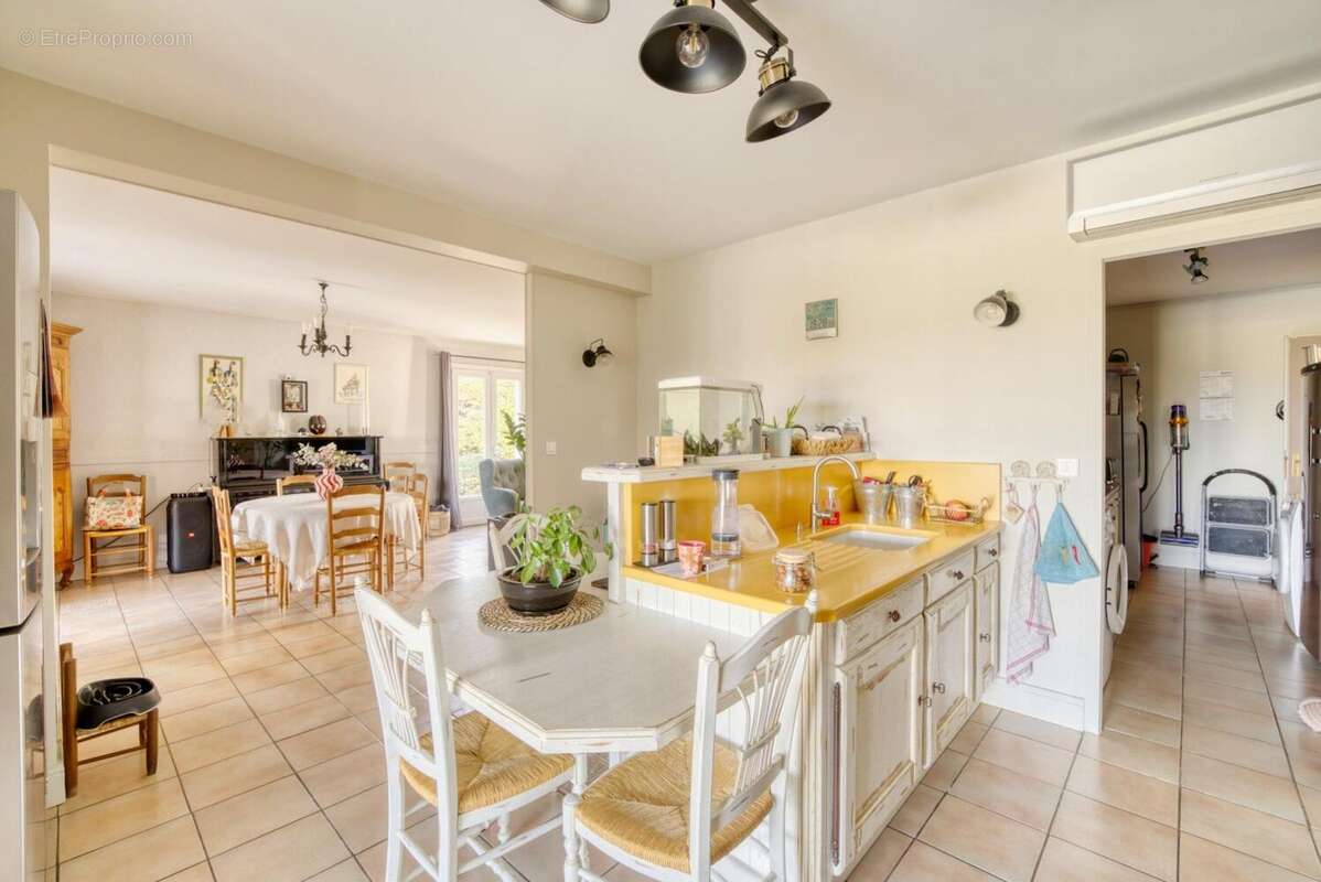 Maison 217 m² à Saintes  - photo 4
