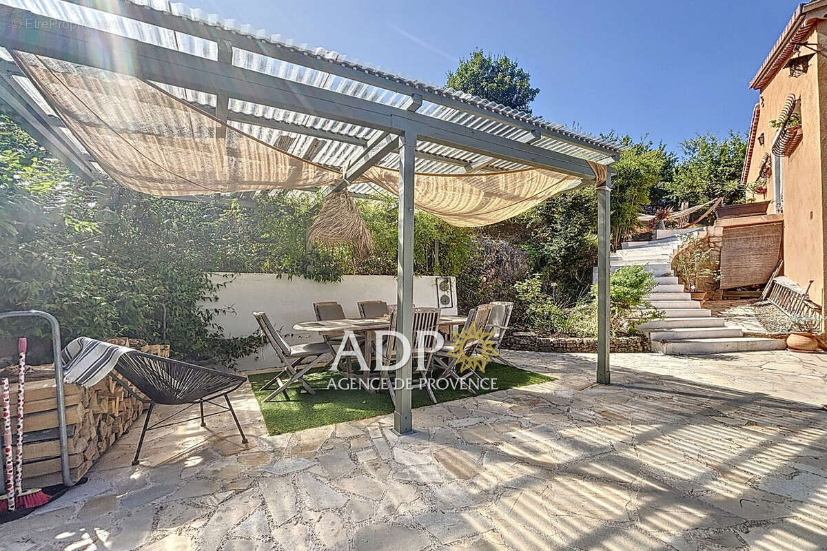 Maison à CHATEAUNEUF-GRASSE