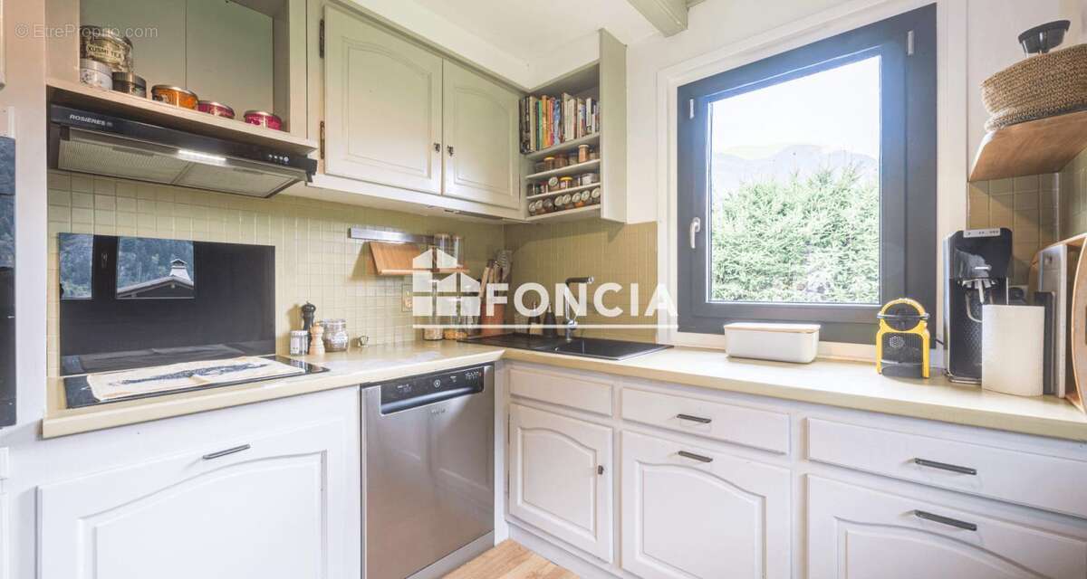 Taconnaz – Superbe chalet rénové de 120 m² avec vue, terrain de 849 m² et permis d'agrandissement - photo 8