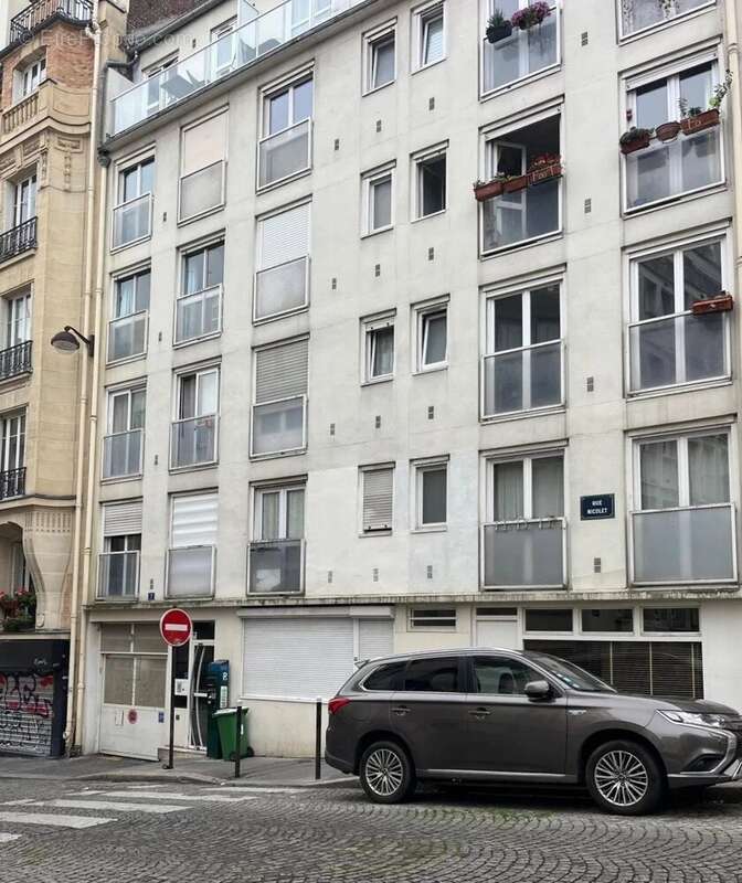Parking à PARIS-18E
