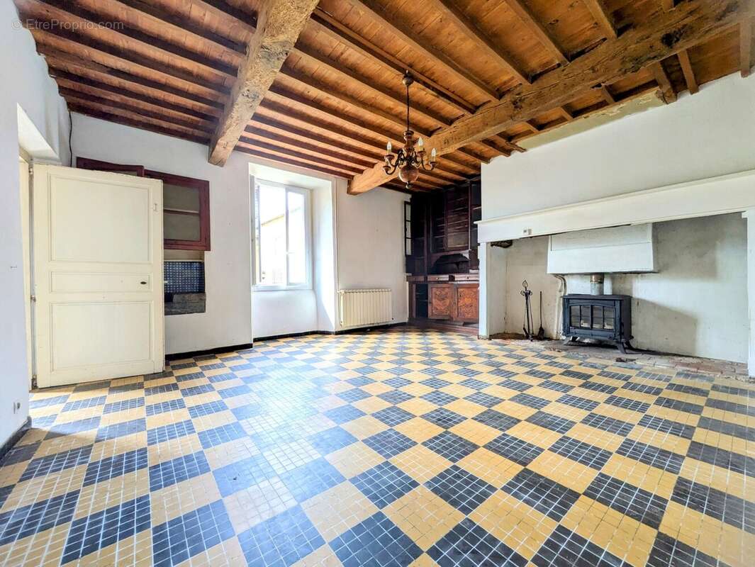 Maison à VILLECOMTAL-SUR-ARROS