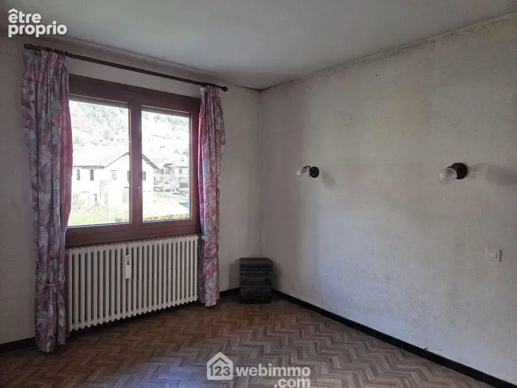 Une chambre, une salle de bain et un WC séparé complètent ce niveau,
