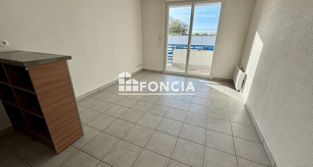 Dans résidence récente sécurisée avec gardienne, 2 pièces 33 m2 avec grand balcon + pkg en sous-sol, vendu libre de locataire - photo 2