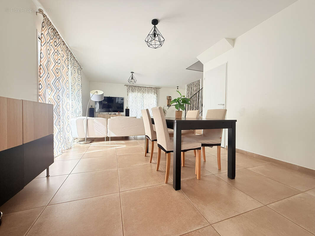 Maison à LE REVEST-LES-EAUX