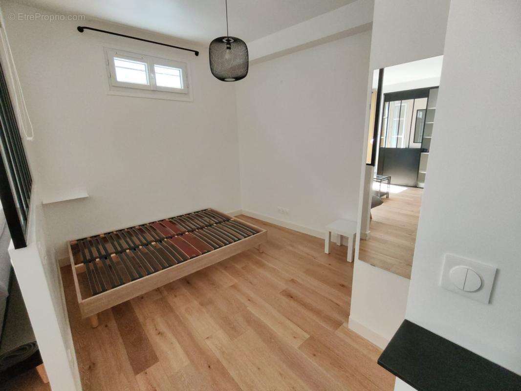 Paris 17e – Rue Truffaut / Batignolles – 2 pièces au calme, rénové, meublé et prêt à vivre - photo 8