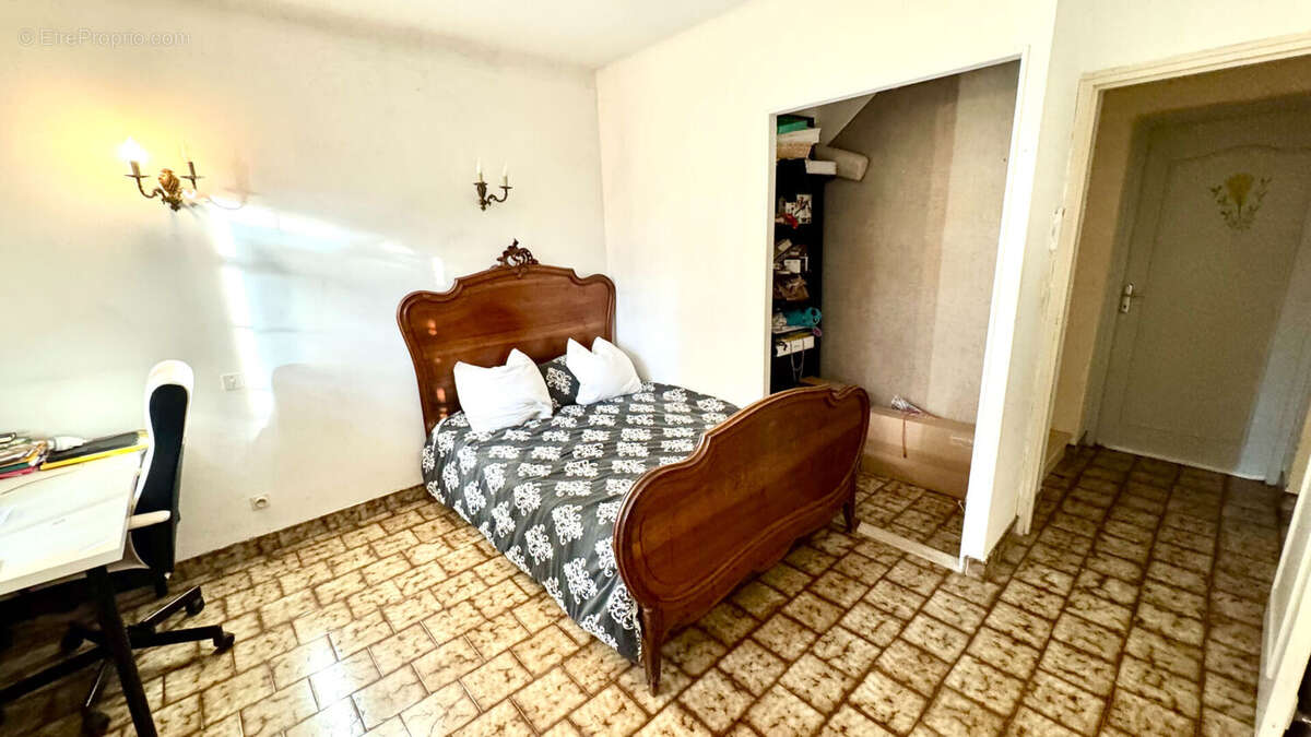 Maison à ENTRAIGUES-SUR-LA-SORGUE