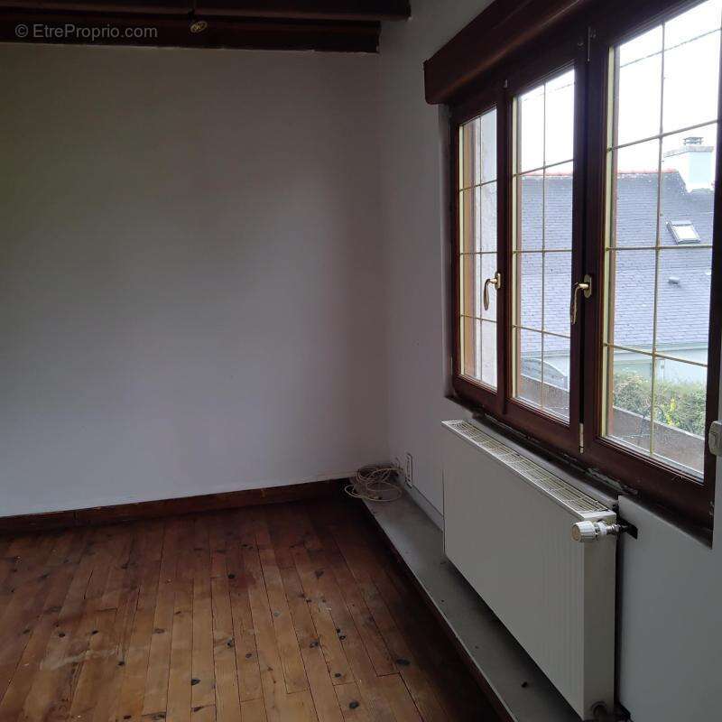 Située dans un quartier calme, cette maison de ville est agréable, elle est rénovée en partie - photo 4