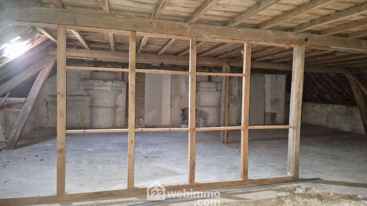 Découvrez ce grand plateau à rénover de 100 m² situé au premier étage - Appartement à LAON