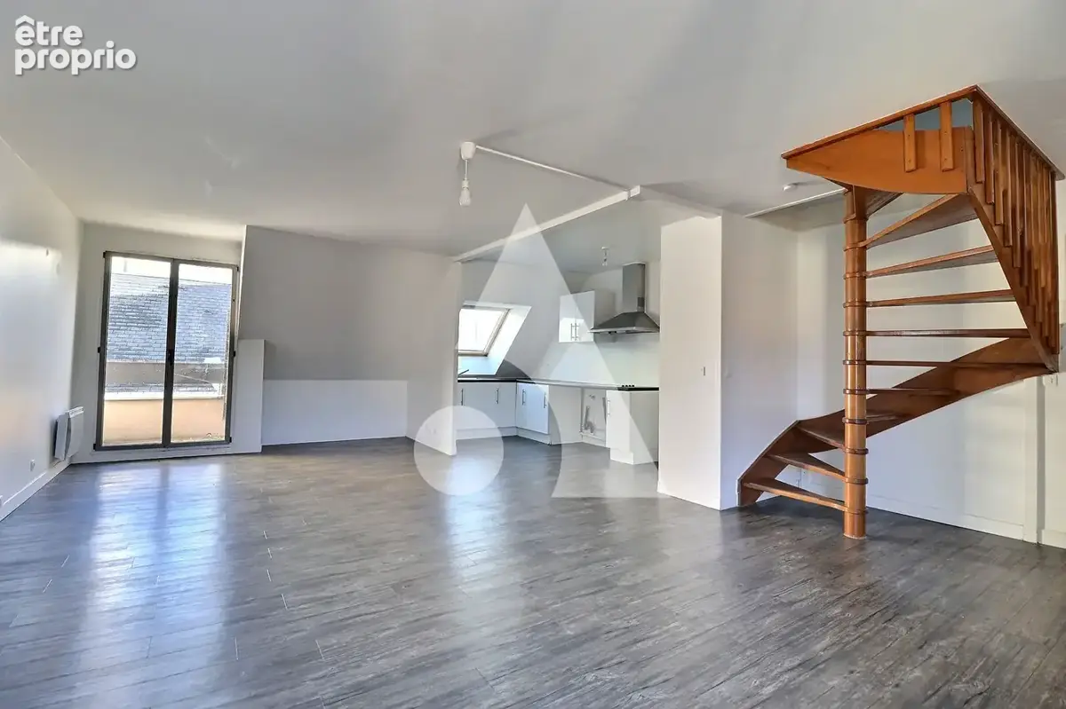 Duplex dernier étage avec extérieur - CENTRE VILLE - photo 2