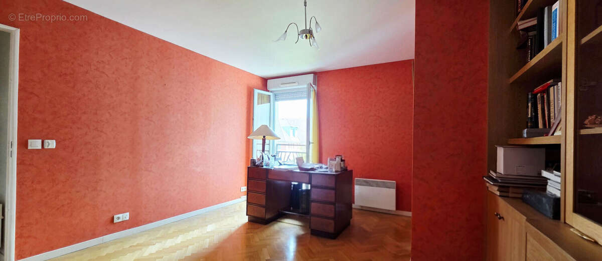 Appartement 5 pièces à vendre à Étampes dans une résidence sécurisée avec ascenseur et place de stationnement couverte, idéaleme - photo 5