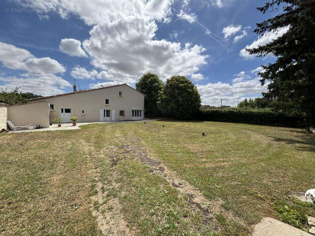 Maison 240 m² à La Foye-Monjault  - photo 4