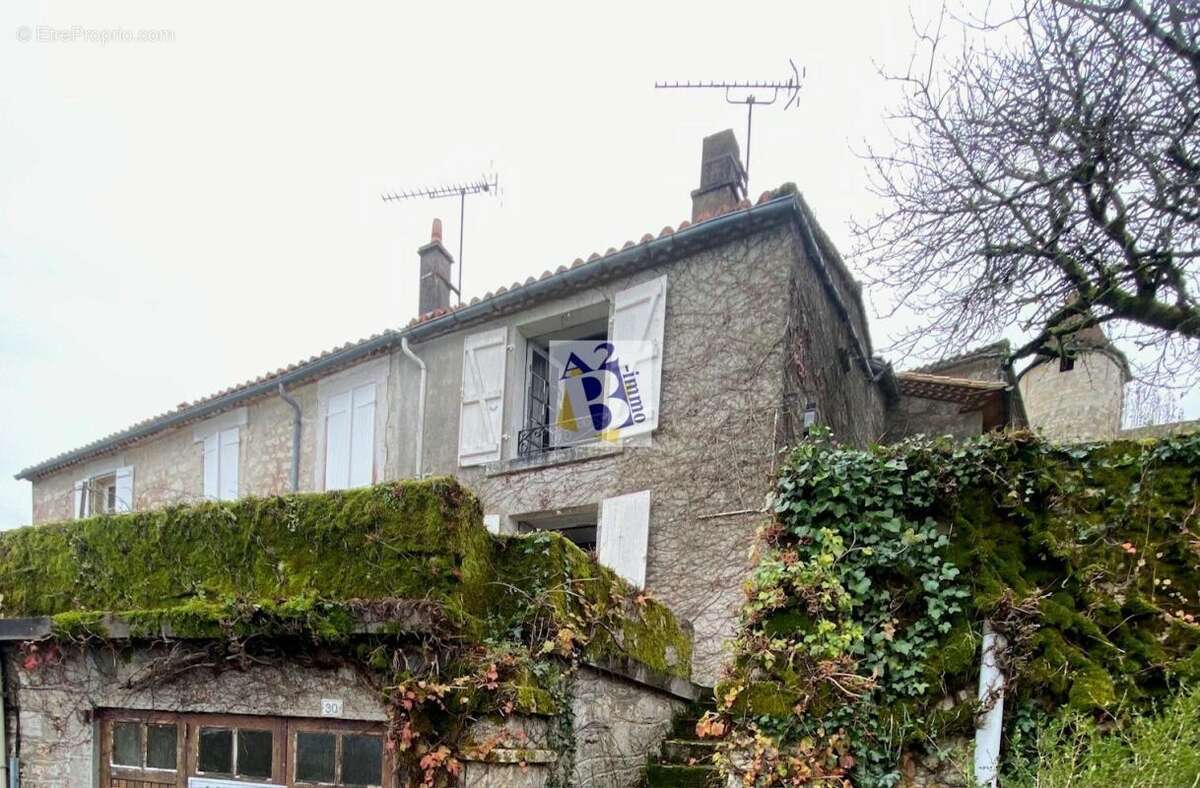 Maison à VILLEBOIS-LAVALETTE