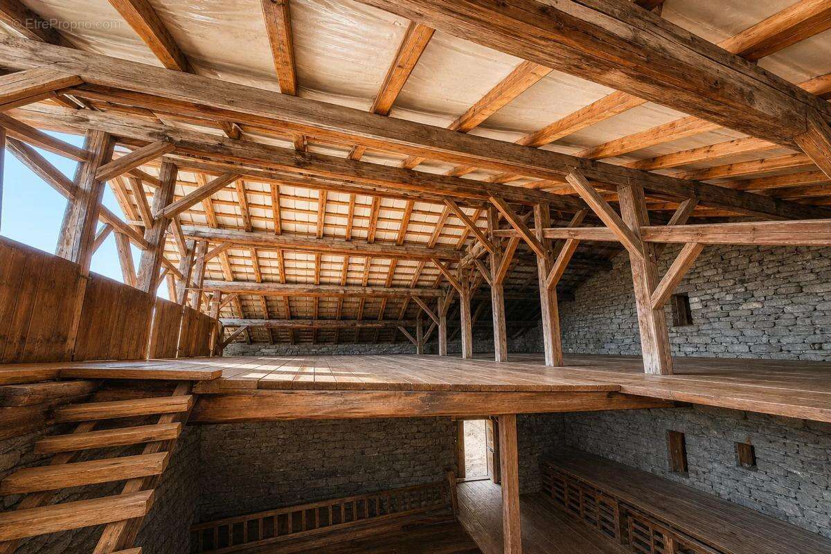 Grange et Maison Louée 300m², Fort Potentiel - photo 16