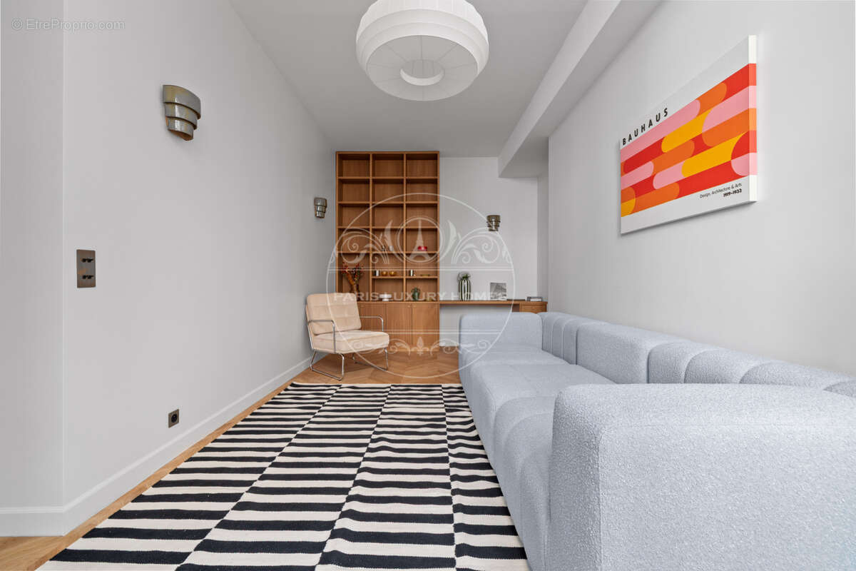 Superbe loft avec verrière à Paris 1er ! - photo 4