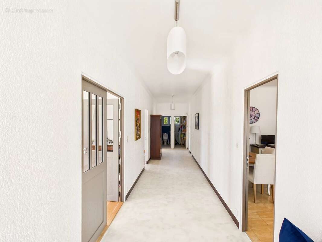 Propriété de luxe de quatre chambres avec grand jardin et piscine, à quelques pas de la ville - photo 24