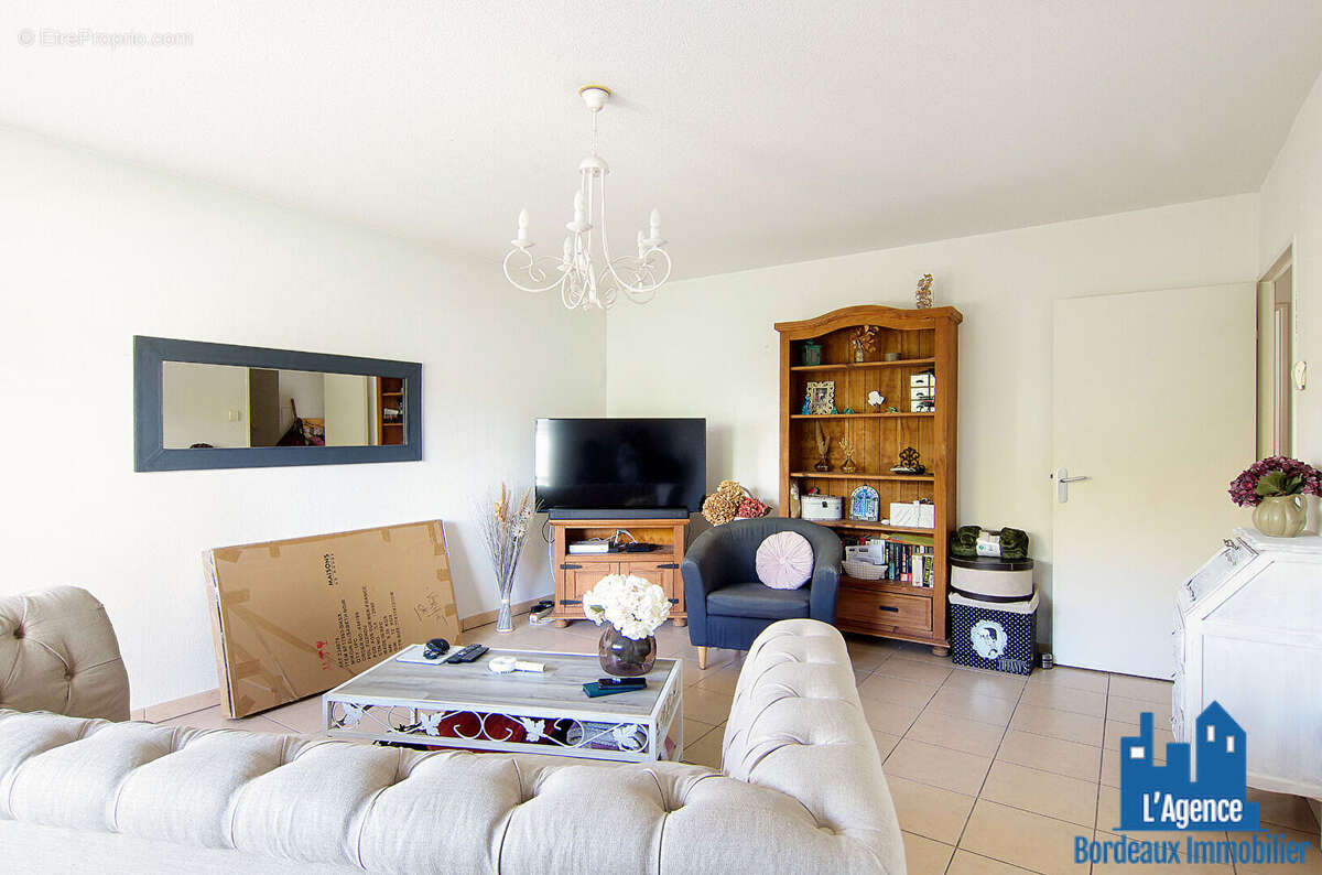 Vendu par l'agence. exclusivité ! mérignac. appartement type 3 de 63 m² avec un balcon de 11m² +  deux places de parking en sous - photo 2
