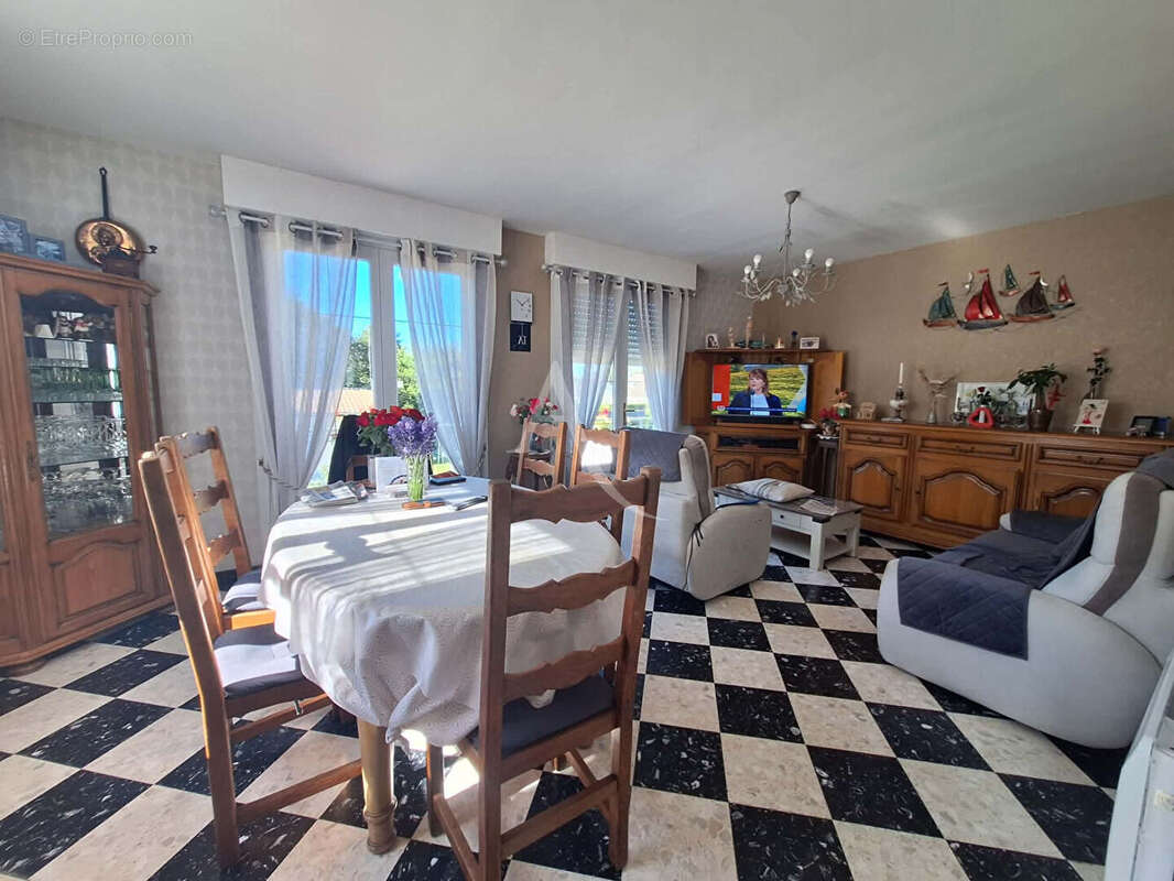 Rue, Maison sur sous-sol complet 4 chambres. - photo 3