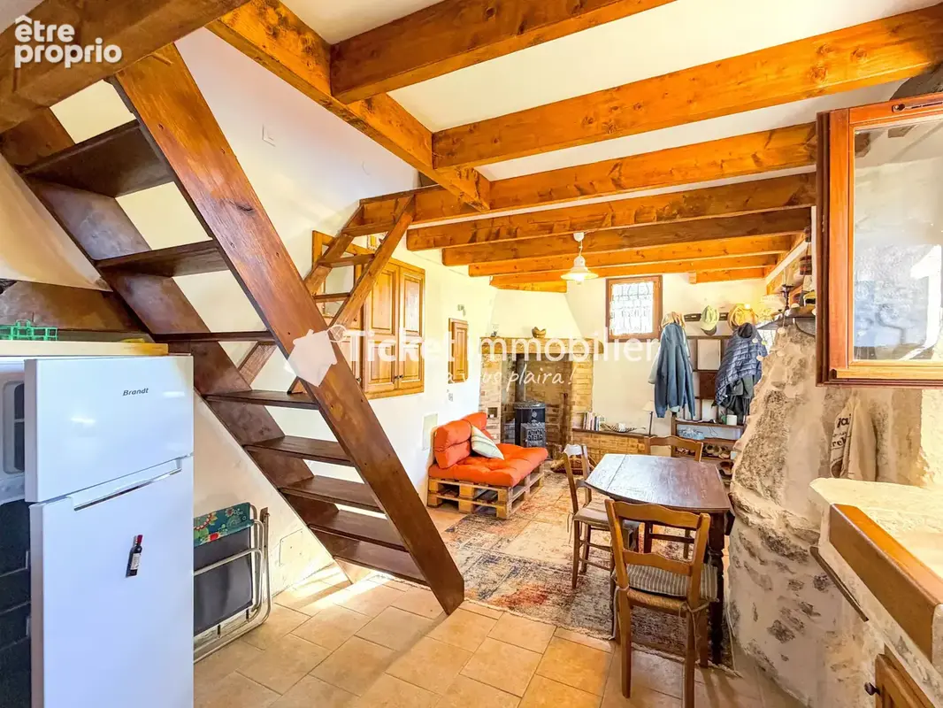Charmante maison en pierre isolée, vendue meublée, ~40m2 exploités, mezzanine aménagée, vue champs à perte de vue, poêle à bois  - photo 6