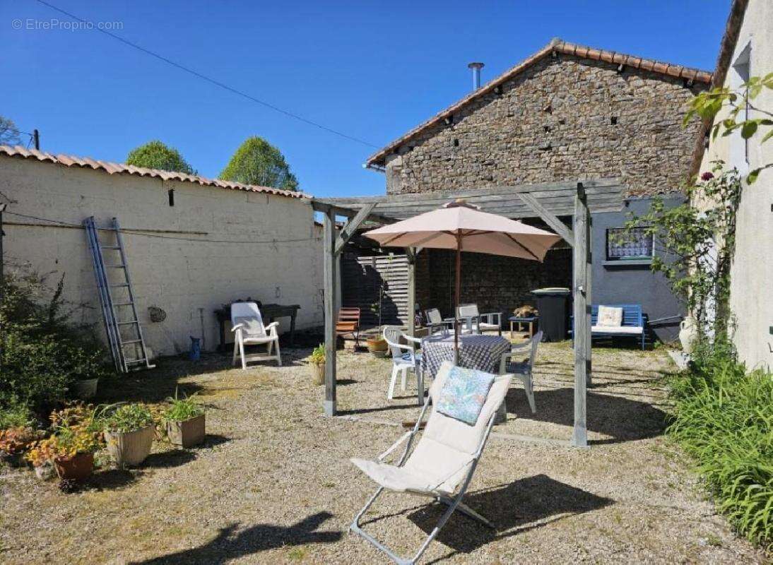 Maison à NANTEUIL-EN-VALLEE