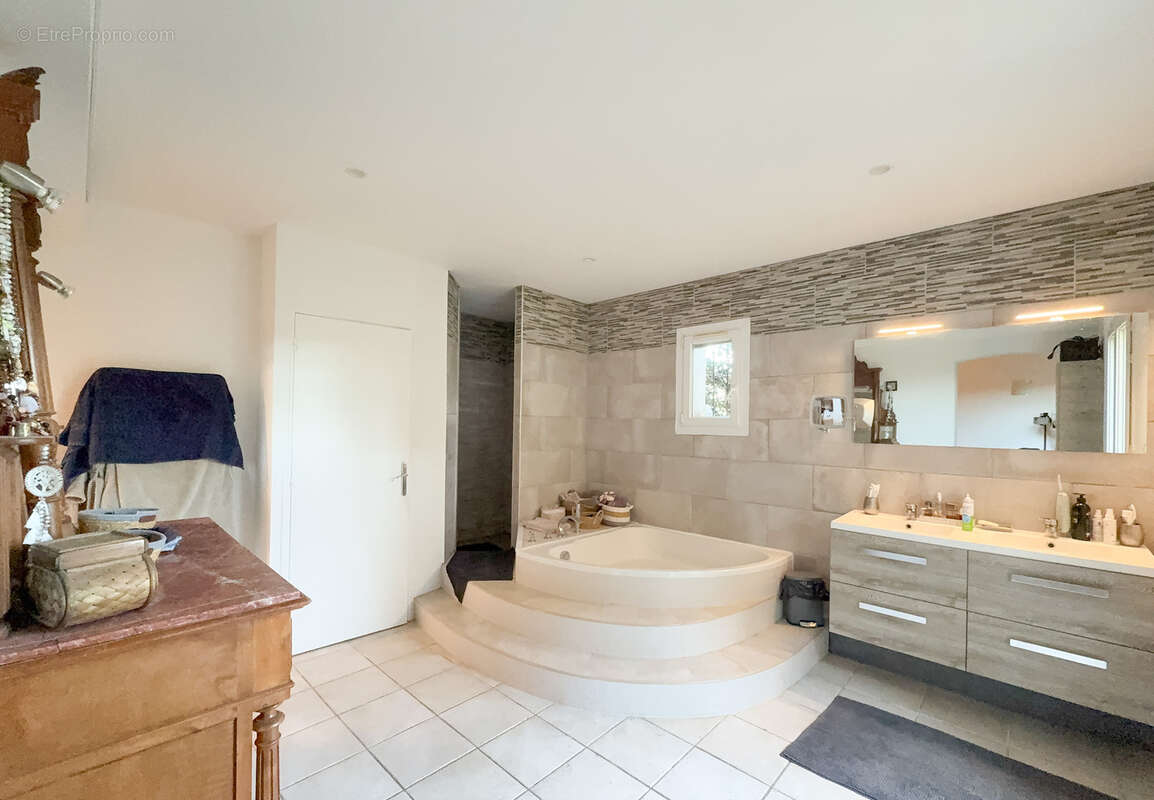 Maison à SAINT-MITRE-LES-REMPARTS