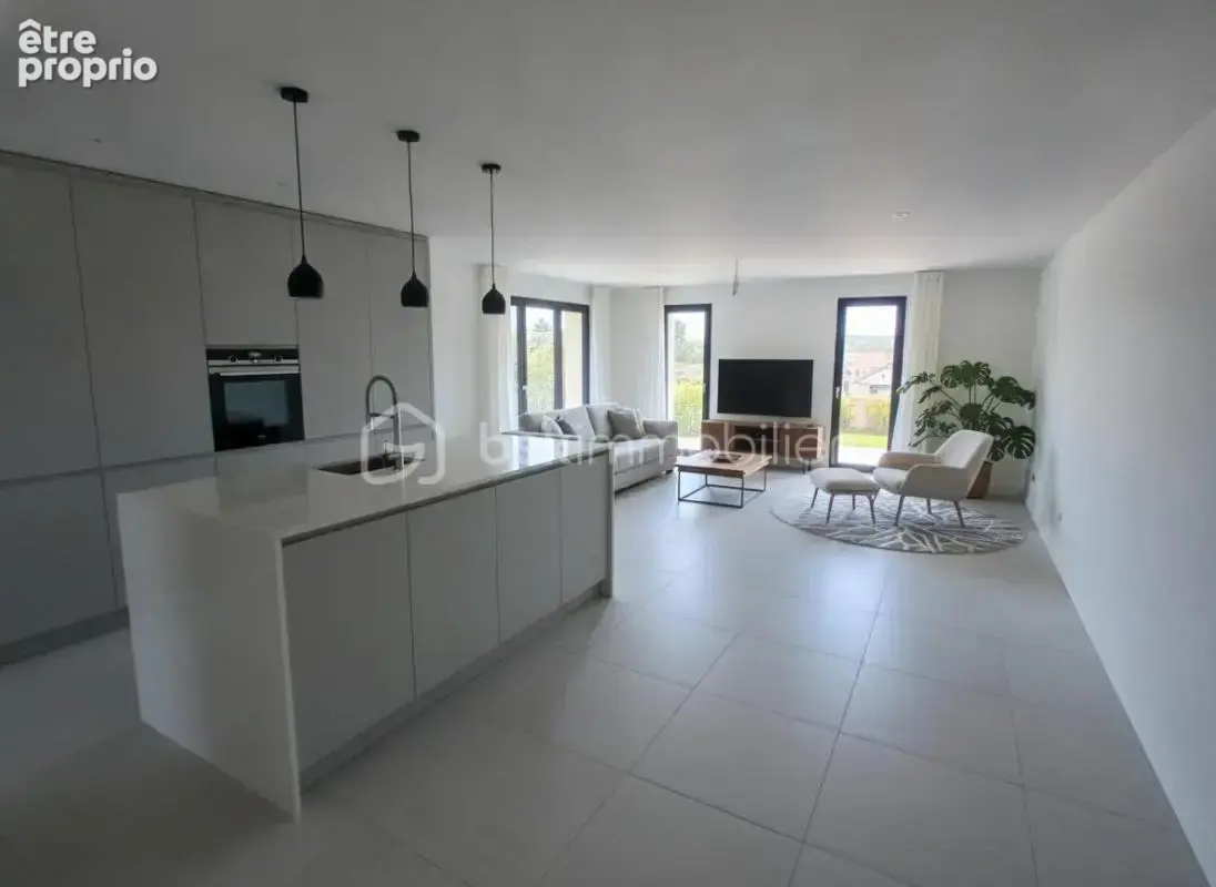Appartement à CHAMPVANS-LES-MOULINS