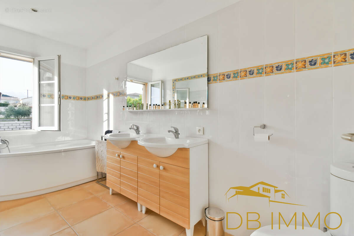 Maison à SAINT-LAURENT-DES-ARBRES