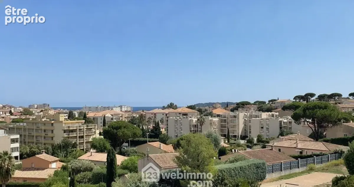Vue dégagée sur Sainte-Maxime et aperçu mer depuis l?appartement. - Appartement à SAINTE-MAXIME