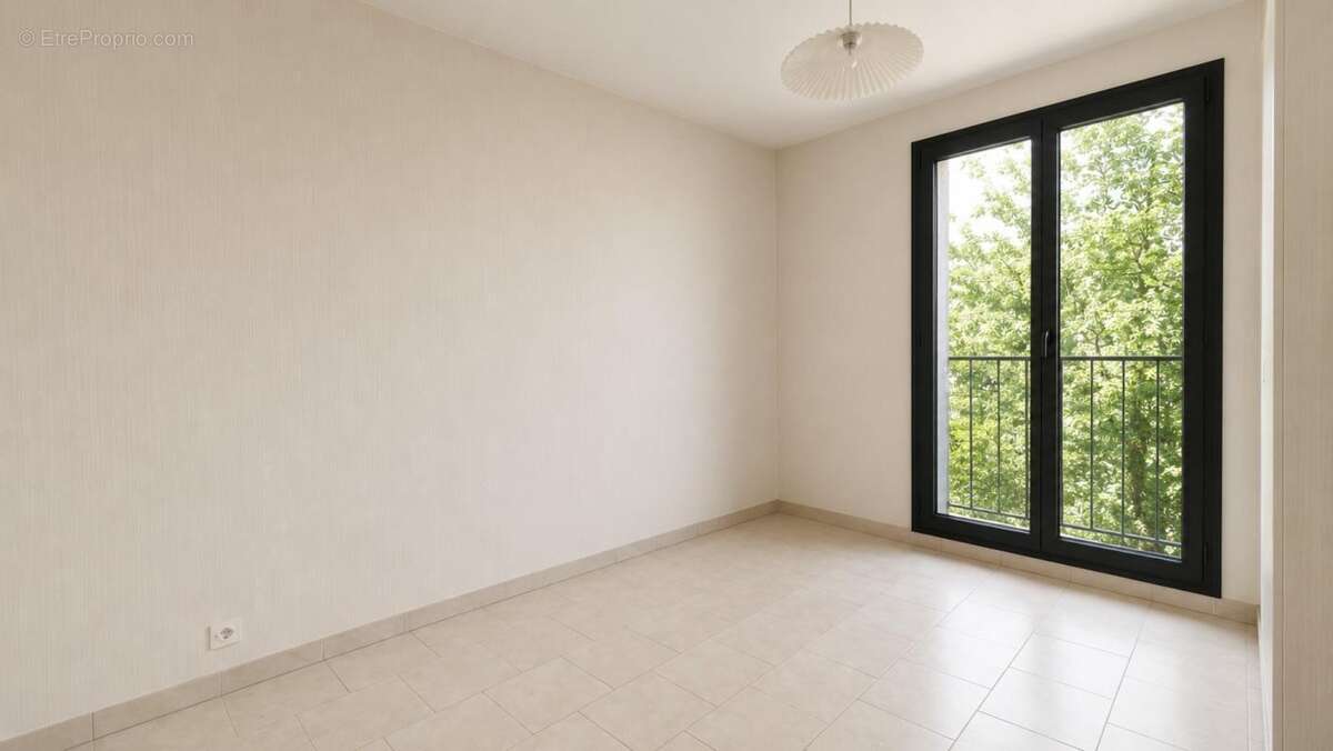 Appartement à vendre aux Milles (Aix-en-Provence) - T3/T4 traversant avec terrasse et fort potentiel - photo 11